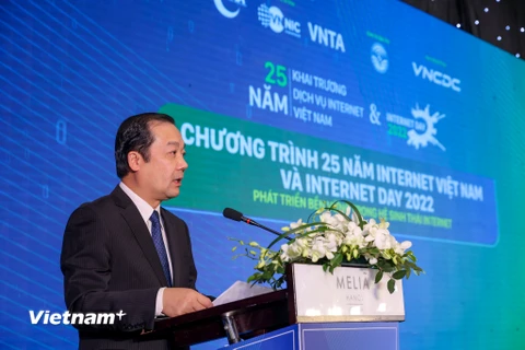Thứ trưởng Bộ Thông tin và Truyền thông Phạm Đức Long chia sẻ về thành tự Internet Việt Nam sau 25 năm. (Ảnh: Minh Sơn/Vietnam+)