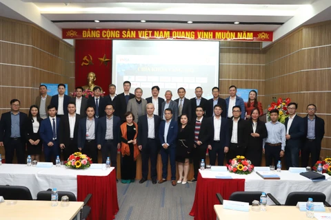 Hội đồng chấm giải và các doanh nghiệp đoạt giải thưởng 'Chìa khóa vàng' 2022. (Ảnh: PV/Vietnam+)