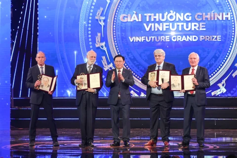 Giải thưởng chính VinFuture 2022 trị giá 3 triệu USD được trao cho 5 nhà khoa học phát minh ra công nghệ mạng toàn cầu. (Ảnh: Minh Sơn/Vietnam+)
