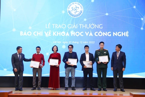 Các tác giả đoạt giải thưởng báo chí về khoa học và công nghệ. (Ảnh: Bộ Khoa học và Công nghệ)