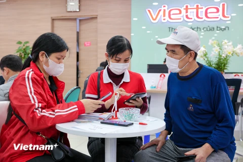 Điểm giao dịch của Viettel Telecom thời điểm 9 giờ sáng. (Ảnh: Minh Sơn/Vietnam+)