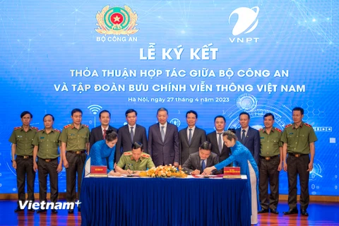Bộ Công an ký kết hợp tác với Tập đoàn VNPT phát triển lĩnh vực chuyển đổi số. (Ảnh: Minh Sơn/Vietnam+)