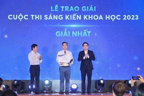 Tác giả giành Giải Nhất cuộc thi với đề tài TIR lens mới cho đèn LED công suất cao với giá thành thấp và chiếu sáng đồng đều. (Ảnh: PV/Vietnam+)