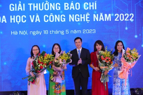 Các tác giả đoạt Giải thưởng Báo chí về Khoa học và công nghệ. (Ảnh: PV/Vietnam+)