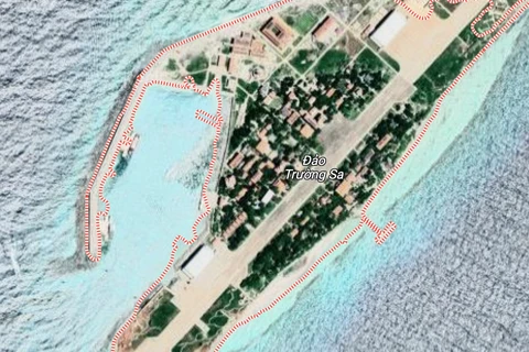 Trong ảnh vệ tinh mới nhất của Google Map, nóc tòa nhà hội trường đảo Trường Sa Lớn có màu trắng, không thấy rõ hình ảnh lá cờ. (Ảnh chụp màn hình)