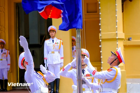 Nhân dịp kỷ niệm 56 năm Ngày thành lập Hiệp hội các quốc gia Đông Nam Á (ASEAN) và kỷ niệm 28 năm Ngày Việt Nam gia nhập ASEAN, sáng 8/8 Bộ Ngoại giao đã tổ chức trang trọng Lễ thượng cờ ASEAN năm 2023. (Ảnh: Minh Sơn/Vietnam+) 