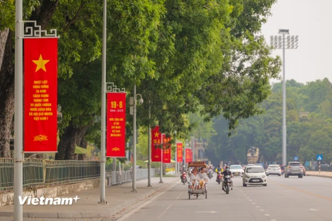 Chào mừng kỷ niệm 78 năm Cách mạng Tháng Tám (19/8/1945 - 19/8/2023), những tuyến phố ở Hà Nội đã trở nên vô cùng thu hút khi rợp bóng băng rôn, pano, áp phích. (Ảnh: Minh Sơn/Vietnam+)