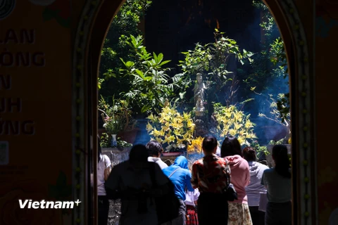 Trong ngày rằm tháng Bảy, từ sáng sớm tại chùa Quán Sứ (Hà Nội) rất đông người dân đã đến dâng hương để cầu cầu bình an, hạnh phúc. (Ảnh: Minh Sơn/Vietnam+)
