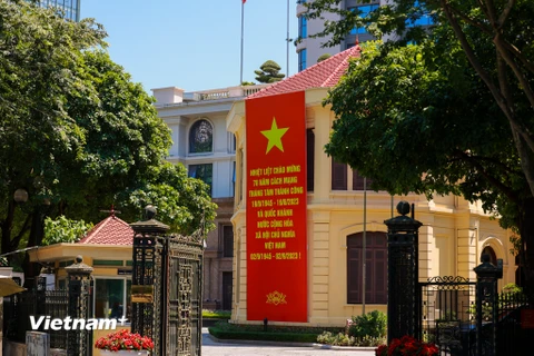 Nhân dịp kỷ niệm 78 năm Quốc khánh 2/9, Hà Nội như được thay một chiếc 'áo mới' với tông màu đỏ vàng rực rỡ. (Ảnh: Minh Sơn/Vietnam+)