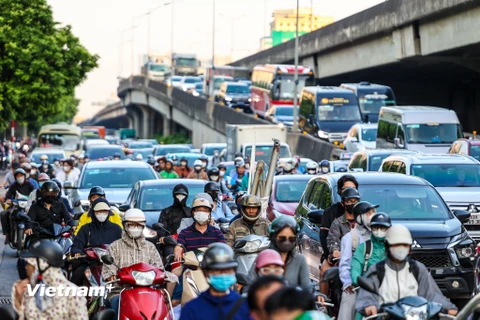 Chiều 31/8 trước kỳ nghỉ lễ Quốc khánh 2/9, nhiều tuyến đường ra vào cửa ngõ Thủ đô bắt đầu xảy ra hiện tượng ùn tắc. (Ảnh: PV/Vietnam+) 