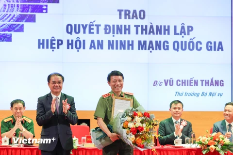 Thượng tướng Lương Tam Quang - Ủy viên Trung ương Đảng, Thứ trưởng Bộ Công an nhận quyết định thành lập Hiệp hội An ninh Mạng Quốc gia. (Ảnh: Minh Sơn/Vietnam+)