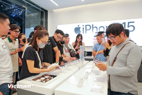 Ngày 29/9, iPhone 15 Series chính hãng đã chính thức lên kệ tại thị trường Việt Nam. Năm nay thị trường Việt Nam được nhận iPhone chính hãng chỉ 1 tuần sau khi mở bán, sớm nhất từ trước đến giờ. (Ảnh: PV/Vietnam+)