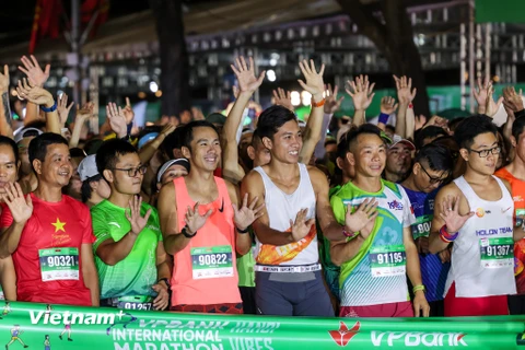 Rạng sáng ngày 8/10, VPBank Hanoi International Marathon 2023 - sự kiện thể thao quốc tế thường niên chính thức của thành phố Hà Nội đã chính thức khởi tranh với sự tham gia của gần 11.000 vận động viên. (Ảnh: Minh Sơn/Vietnam+)