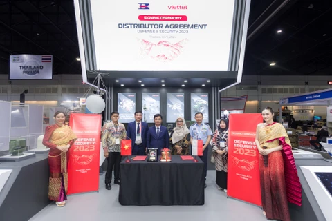 Viettel High Tech và Công ty PT. Bandara Praniagatama đã ký kết Thỏa thuận về phân phối sản phẩm Hệ thống mô phỏng huấn luyện kíp chỉ huy bay và buồng lái máy bay của Viettel tại Indonesia. (Ảnh: Viettel High Tech)
