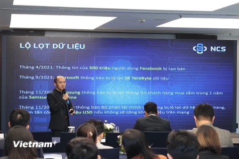 Ông Vũ Ngọc Sơn - Giám đốc Công nghệ NCS giới thiệu Giải pháp NCSOC giám sát an ninh mạng 24/7 cho doanh nghiệp vừa và nhỏ. (Ảnh: Minh Sơn/Vietnam+)