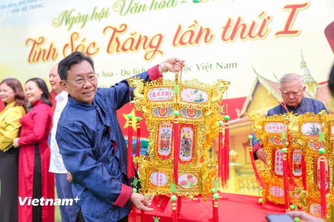 Lễ đấu đèn thường được tổ chức vào dịp Tết Nguyên Tiêu (Rằm tháng Giêng âm lịch). (Ảnh: Diễm Hằng/Vietnam+)