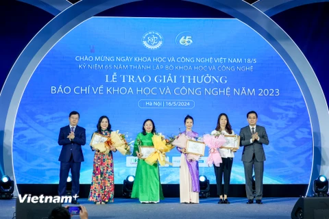 Các tác giả đoại Giải Nhất. (Ảnh: Minh Sơn/Vietnam+)