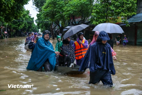 Hà Nội: Người dân Tứ Liên 'tháo chạy' vì nước lũ dâng cao 