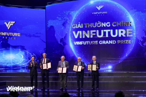 Các nhà khoa học đoạt giải VinFuture mùa trước. (Ảnh: Minh Sơn/Vietnam+)