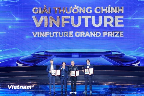 5 nhà khoa học giành giải thưởng cao nhất của VinFuture 2024 vì những đóng góp đột phá để thúc đẩy sự tiến bộ của học sâu. (Ảnh: Minh Sơn/Vietnam+)