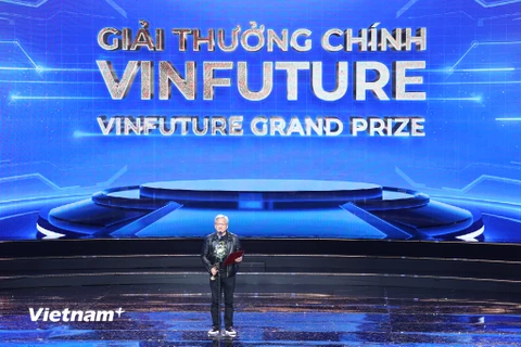 Ông Jensen Huang, CEO của NVIDIA - tập đoàn công nghệ hàng đầu thế giới cùng 4 nhà khoa học khác được trao Giải thưởng Chính VinFuture 2024. (Ảnh: Minh Sơn/Vietnam+)