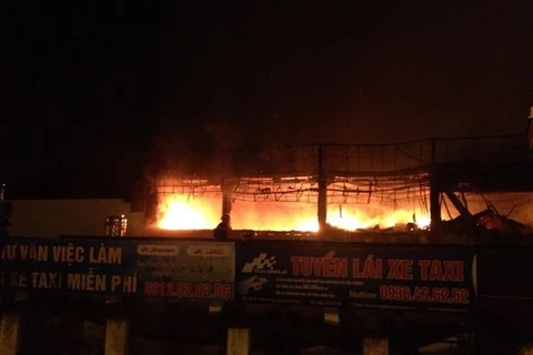 Hà Nội: Xảy ra cháy lớn tại Luxury Bar trên đường Yên Phụ