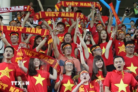 Cổ động viên Việt Nam đến cổ vũ đội tuyển U23 trong trận đá với U23 Malaysia. (Ảnh: Quốc Khánh/TTXVN)