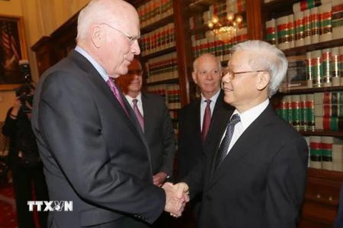 Nguyên Chủ tịch Thường trực Thượng viện Hoa Kỳ Patrick Leahy đón Tổng Bí thư Nguyễn Phú Trọng. (Ảnh: Trí Dũng/TTXVN)