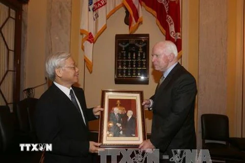 Tổng Bí thư Nguyễn Phú Trọng tặng bức ảnh lưu niệm cho Thượng Nghị sĩ Hoa Kỳ John Mc. Cain. (Ảnh: Trí Dũng/TTXVN)