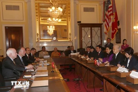 Ngày 8/7/2015, tại Trụ sở Thượng viện ở Thủ đô Washington, Tổng Bí thư Nguyễn Phú Trọng gặp Thượng Nghị sĩ Hoa Kỳ John Mc. Cain. (Ảnh: Trí Dũng/TTXVN)