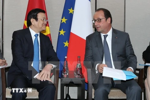 Chủ tịch nước Trương Tấn Sang gặp Tổng thống Cộng hòa Pháp Francois Hollande. (Ảnh: Nguyễn Khang/TTXVN)