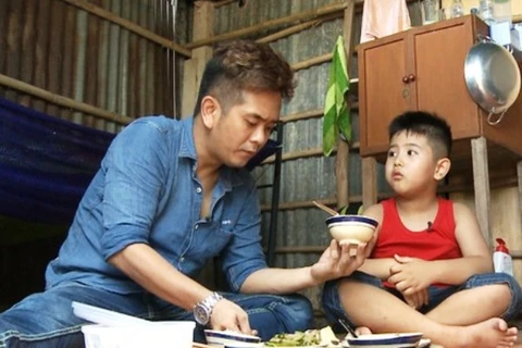 Hùng Thuận cùng con trai trong một cảnh quay 'Bố ơi! Mình đi đâu thế?' (Ảnh: BTC)