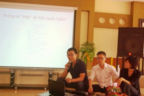 Tác giả Bùi Đình Thăng (ngồi giữa) tại buổi gặp báo giới chiều 7/7 tại Hà Nội. (Ảnh: BTC)