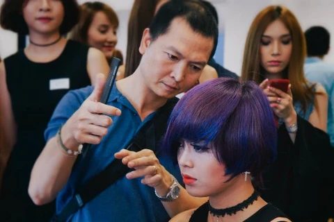 Nhà tạo mẫu tóc Hoàng Minh Tâm kiểm tra tóc thí sinh tại buổi tuyển chọn. (Ảnh: BTC)