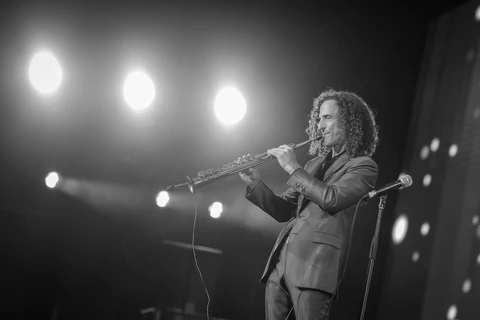 [Photo] Huyền thoại Saxophone Kenny G khiến khán giả ngây ngất 