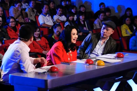 Nhạc sỹ Huy Tuấn ngồi 'ghê snongs' cạnh hai giám khảo khách mời vòng loại Thanh lam và Chí trung. (Ảnh: BHD) 