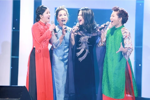 Bốn diva làng nhạc Việt: Thanh Lam, Mỹ Linh, Hà Trần và Hồng Nhung xuất hiện trên sân khấu 'Ngày xanh.' (Ảnh: HBN)