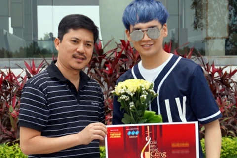 Ông Lê Xuân Thành chào đón ca sỹ Nguyễn Trần Trung Quân tới dự Lễ trao giải Âm nhạc Cống hiến lần 11 tại Thanh Hóa. (Ảnh: BTC) 