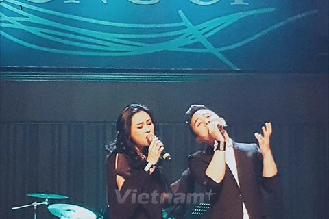 Tùng Dương - Thanh Lam đã có một đêm nhạc nhiều cảm xúc. (ảnh: Hữu Đức/Vietnam+)