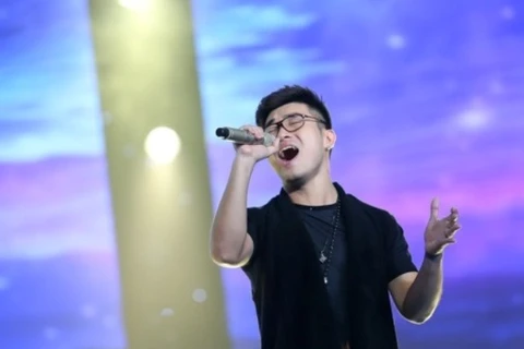Hoàng Phong vẫn hát phong độ trước sự sơ suất của MC Thành Trung. (Ảnh: CTS)