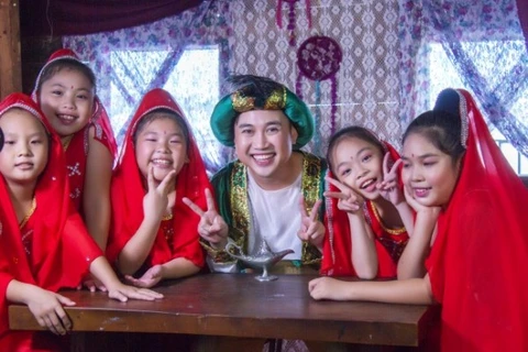 Don Nguyễn trong một cảnh quay với các em thiếu nhi. (Ảnh: POPS)