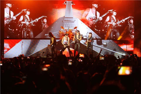 Scorpions "đốt cháy" hơn 10.000 khán giả trong đêm cuối Monsoon