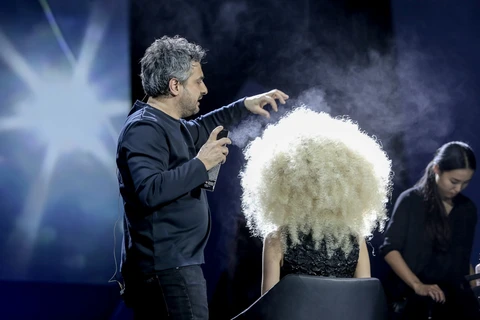 [Photo] "Phù thủy tóc" Angelo Seminara biến hóa với kỹ thuật 3D kỳ ảo