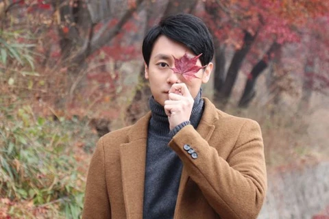 Rocker lãng mạn trong cảnh quay music video 'Em yêu' giữa rừng phong ở Hàn Quốc. (Ảnh: CMV)
