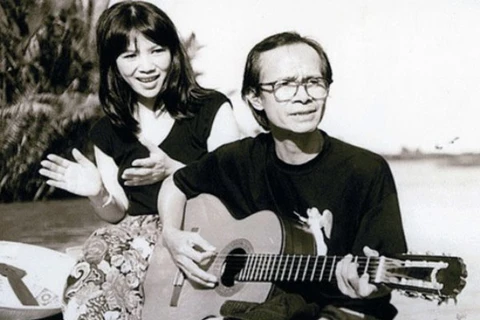 Nhạc sỹ Trịnh Công Sơn và em gái Trịnh Vĩnh Trinh. (Ảnh: Gia đình cung cấp) 
