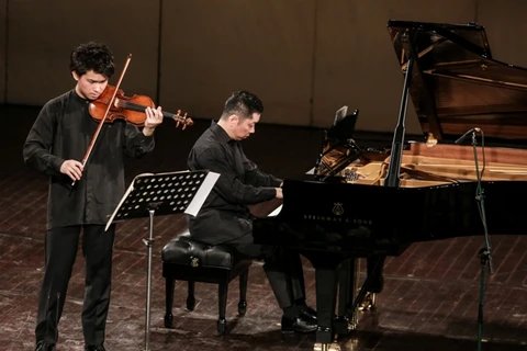 Cặp song tấu Fumiaki Miura (violon) và Akira Eguchi (piano). (Ảnh: BTC) 