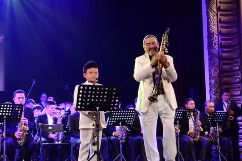 Lần đầu tiên biểu diễn với dàn nhạc Big Band, Tuệ Anh đã bộc lộ bản lĩnh của nghệ sỹ chuyên nghiệp. (Ảnh: Nguyễn Đình Toán) 