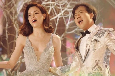 Hồ Ngọc Hà và Trấn Thành biểu diễn ca khúc 'Chỉ còn những mùa nhớ' trong 'Gala nhạc Việt 10' chưa được sự cho phép của tác giả minh Min. (Ảnh: Chụp màn hình) 