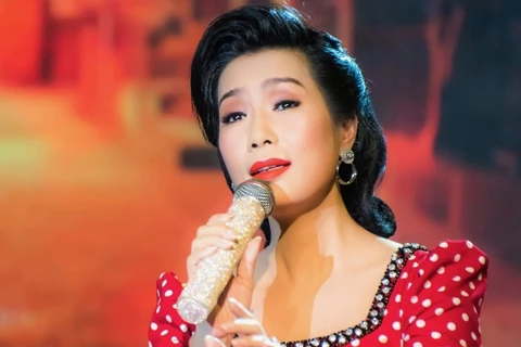 Bén duyên với ca hát và thử sức với dòng nhạc bolero, Trịnh Kim Chi được đánh giá là có giọng hát mượt mà... (Ảnh: Phạm Thiết Mẫn) 