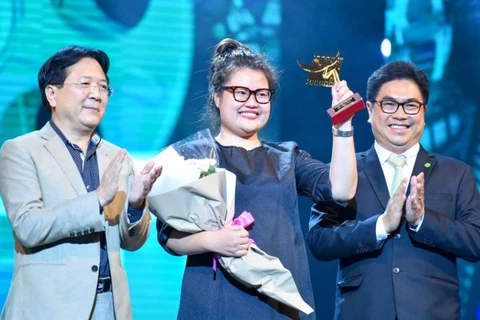 Thứ trường Vương Duy Biên trao giải 'Phim điện ảnh xuất sắc' cho đoàn làm phim 'Cô Ba Sài Gòn.' (Ảnh: BTC)